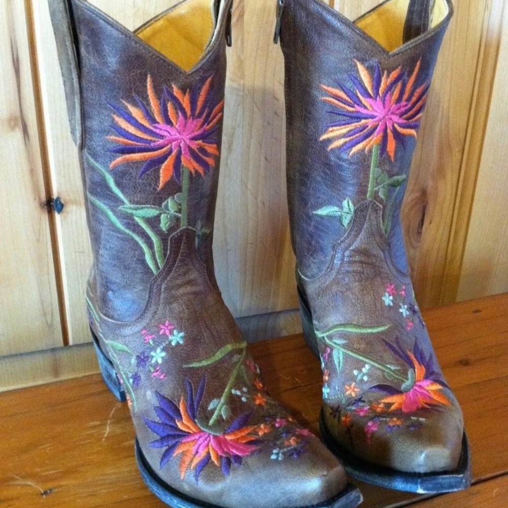 OLD GRINGO ELLIE BOOT🌸..... searching for these!